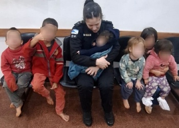 Irresponsable conducía alcoholizado y con sus seis hijos menores en el auto: una policía amamantó al bebé