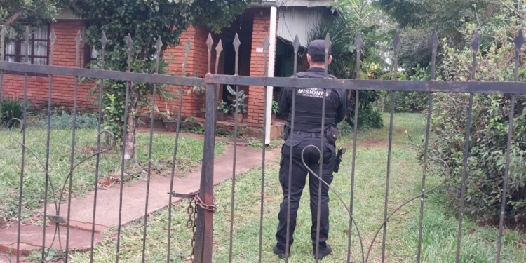 PERICIAS EN LA ESCENA. La policía confía en poder hallar huellas o rastros para llegar hasta los delincuentes.
