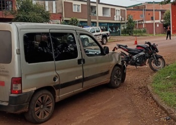 Eldorado: Dos jóvenes a bordo de una motocicleta lesionados, tras colisionar con una furgoneta