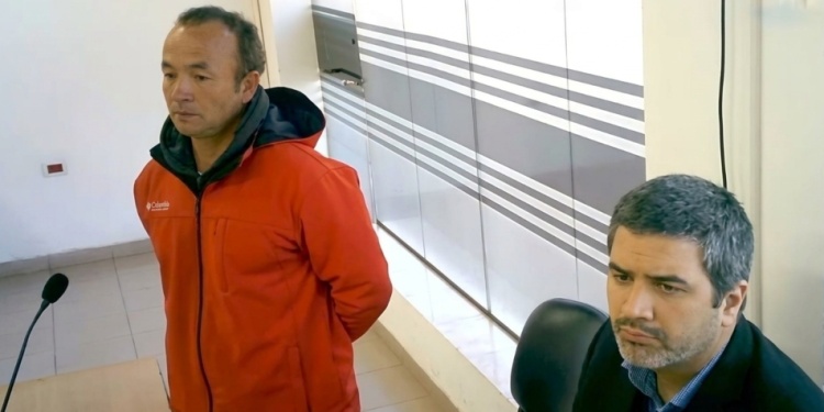ANTE DE LA SENTENCIA. Junto a su defensor, Batista dijo que nunca ocurrió el robo y que la policía le dio su nombre a la víctima.