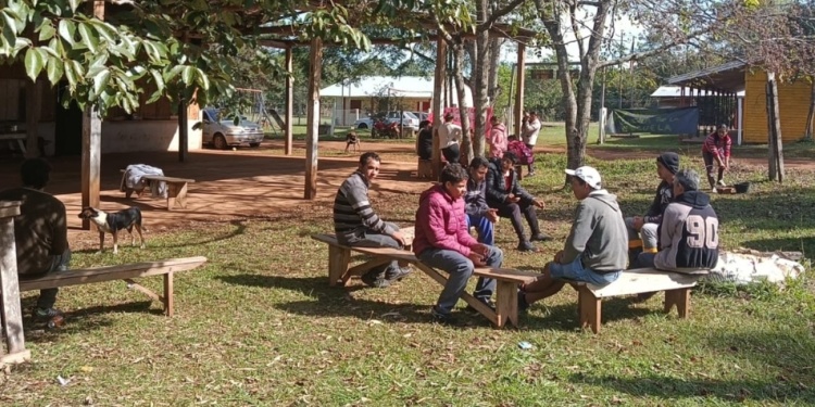 PADRES EN LA ESCUELA. Ayer, los padres analizaban nuevas medidas.