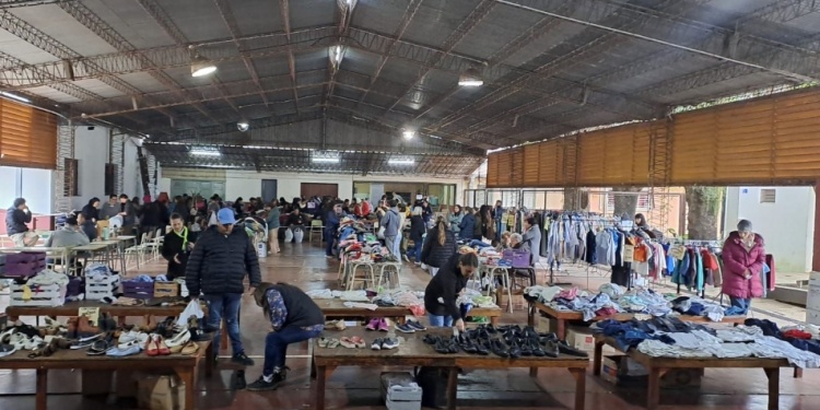 REALIDAD. La Gran Feria de Santos Mártires se destaca por el buen estado de las prendas y otros artículos, como así también por el precio./ Foto gentileza PSM
