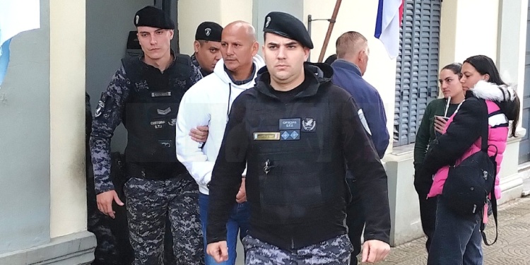 ACUSADO DE HOMICIDIO AGRAVADO POR ALEVOSÍA. Richard “Grulla” Cristaldo se retira escoltado por el SPP de la sala de audiencias del Tribunal Penal 2 en el centro posadeño.