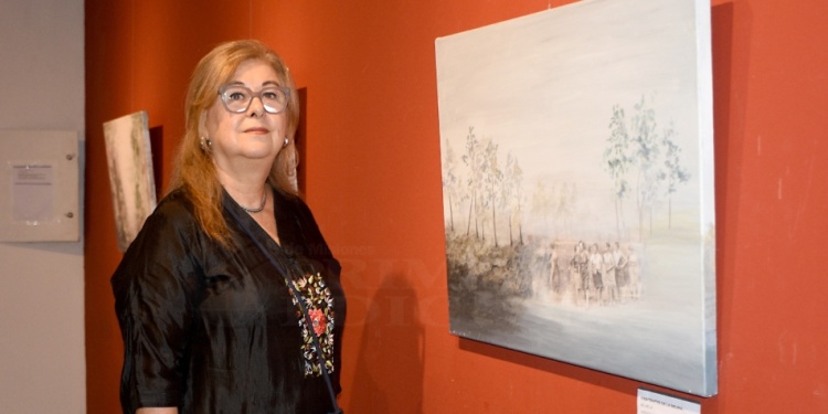 ENTORNO, PERSONAS E HISTORIA. La artista posadeña Irina Waniukiewicz invita al público a sumergirse en una experiencia introspectiva donde la memoria, la herencia y el entorno se entrelazan a través de la intervención artística.