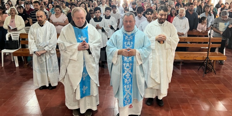 TRES DÍAS DE VISITA. Antes de abandonar la tierra colorada, el sacerdote croata pasó por la parroquia San Pantaleón, del barrio Cien Hectáreas, de Oberá. / Foto C. Olivera Schuster