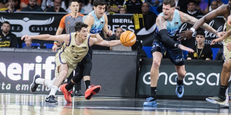 IMPARABLE. “Juani” Marcos maneja la pelota entre dos rivales. Fue el MVP.