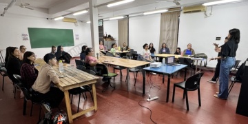 LUNES. Las clases tienen lugar una vez por semana, todos los lunes por la tarde.