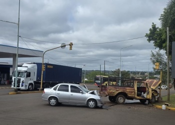 Alem: dos mujeres resultaron heridas tras un accidente entre un auto y una camioneta