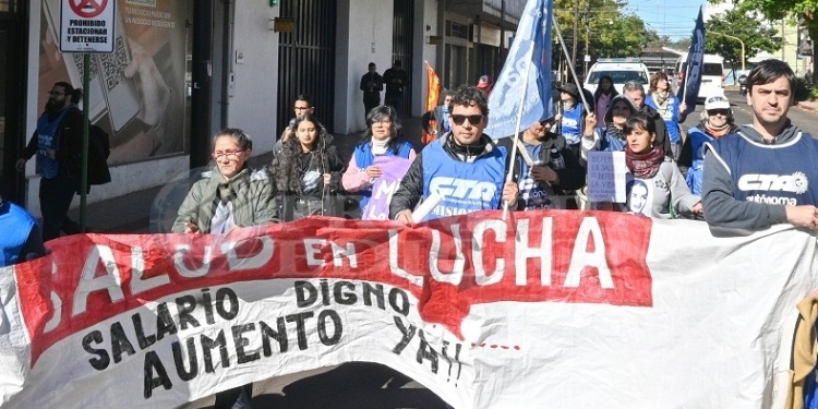 EN POSADAS. Los trabajadores marcharon hasta el Ministerio de Salud Pública, donde presentaron un petitorio.