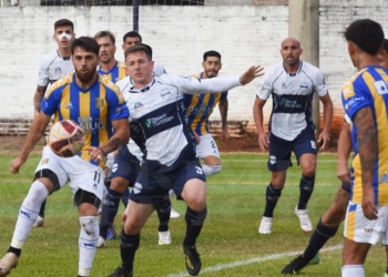 Mitre bajó al puntero y se acomoda en la tabla