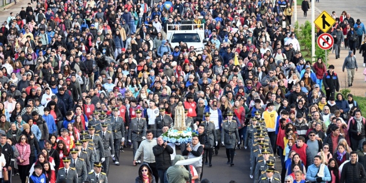 SOLO LA FE. Los fieles se acercaban a saludar a la Virgen y a tomar fotografías junto a la imagen adornada de flores.