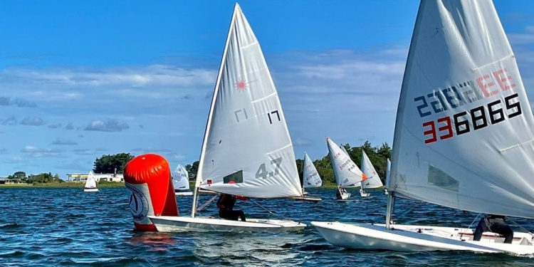 VIENTO A PLENO. Los veleros navegaron en aguas de la Laguna Totora.