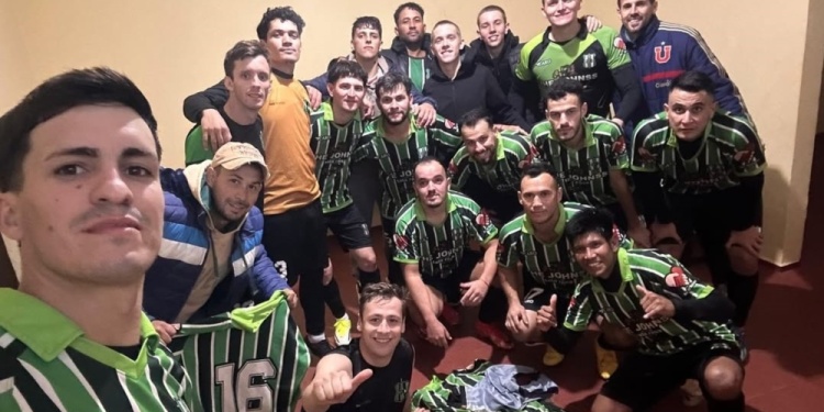 SELFIE DE PUNTERO. Salió la foto de 25 Mayo tras el triunfo ante Alem.