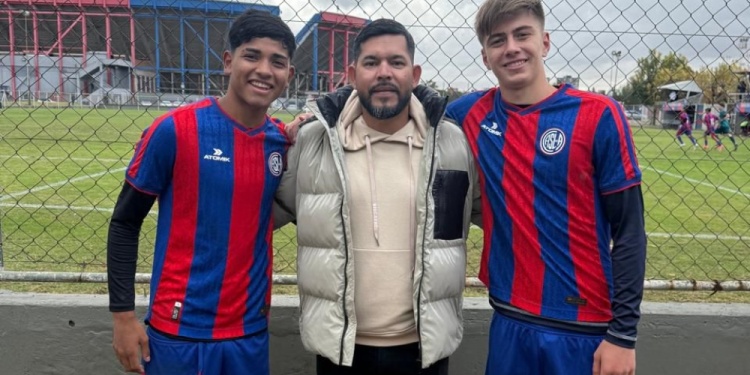 ORGULLO. Martínez y Losavio junto a Da Silva, referente de Academia Nápoles.