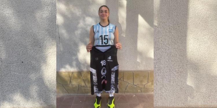 ALEGRÍA. Benítez, con la camiseta de la Selección argentina y la de Brujas.