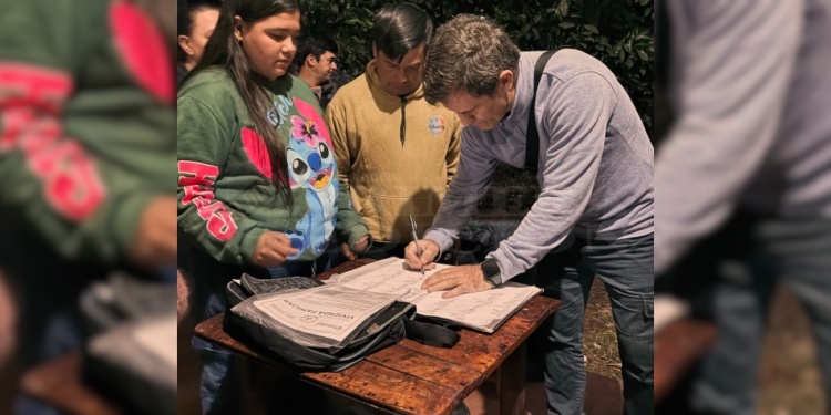 PRESTÓ ACUERDO. Ignacio Schwelm, de visita en la ciudad, habló con los lugareños.