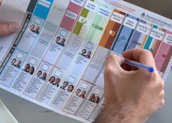 Rovira anunció una reforma electoral en Misiones con boleta única partidaria y límite de sublemas
