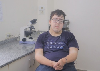 Iba a la escuela en carreta, tiene una enfermedad única en Misiones y sueña con ser actor de voz
