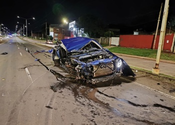 Conducía con casi 2 g/l de alcohol en sangre y chocó contra un semáforo: salió ileso