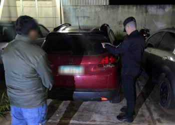 Intentaron evadir un control y terminaron detenidos en un auto robado