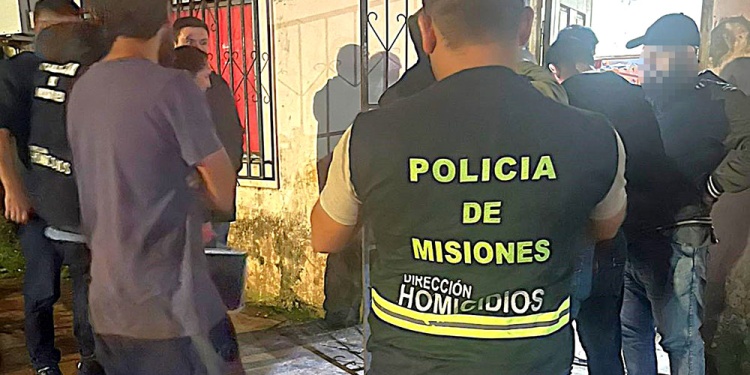 ALLANAMIENTO. Investigadores de la Policía provincial irrumpieron en la vivienda del cuarto detenido de la investigación.