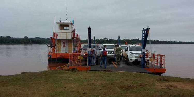 CLAVE. La balsa es el medio de transporte que más localidades de Misiones une con Paraguay y Brasil.