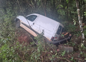 Cinco personas resultaron heridas tras el despiste de un utilitario sobre la ruta 12 en Garuhapé