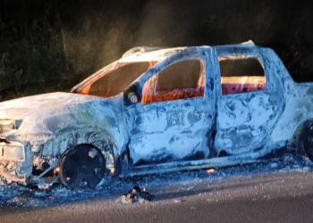 Una camioneta ardió por completo durante la madrugada en Wanda