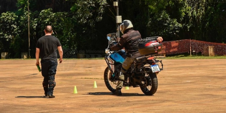 SIN EXCEPCIONES. Quienes se desempeñen como instructores en los centros de emisión de licencia nacional de conducir, particularmente de motos, deberán cumplimentar con la capacitación teórica y práctica.