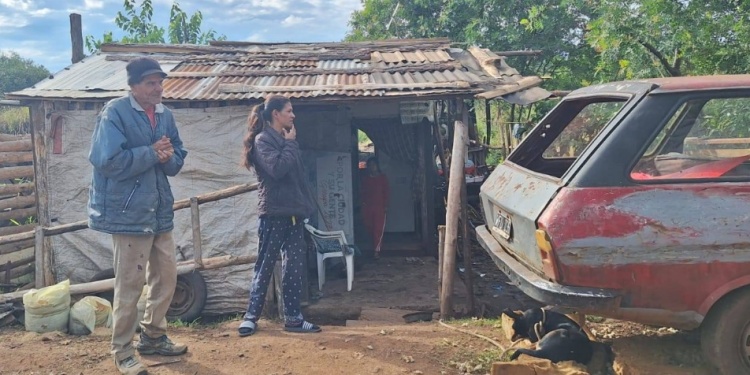 RELEVADOS. El equipo técnico de Cáritas Diocesana de Posadas determinó la urgente necesidad de ayudar a la familia en el barrio Estepa./Gentileza Cáritas Diocesana Posadas
