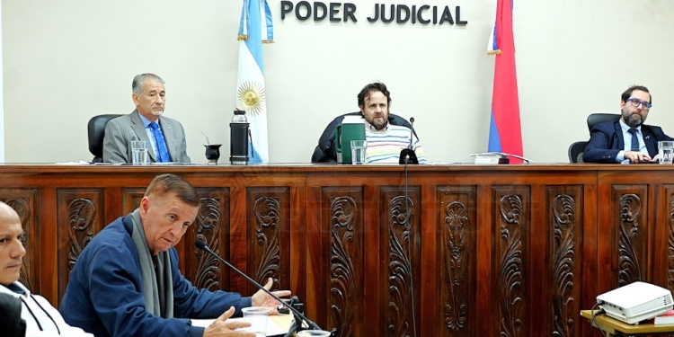 PROTAGONISTAS. “Grulla” Cristaldo (izquierda abajo), su abogado y exjuez José Antonio Reyes; arriba los jueces César Antonio Yaya, Augusto Gregorio Busse y Martín Alejandro Rau.