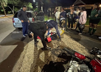 Dos jóvenes resultaron heridos tras un choque entre un auto y una moto en Posadas