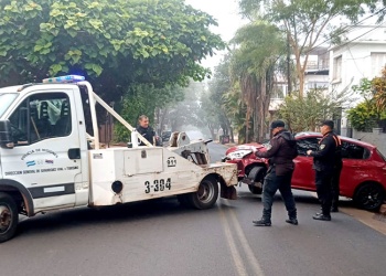 Chocó contra dos vehículos estacionados, con VTV vencida y alcoholizado