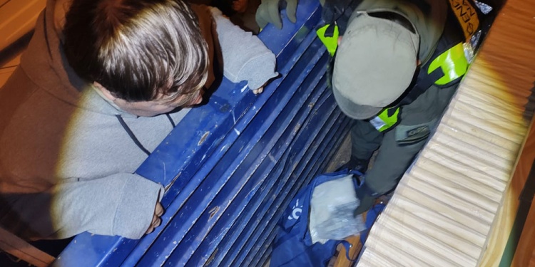 OCULTA ENTRE LA CARGA. Efectivos de Gendarmería detectaron la cocaína en medio de un control rutinario.