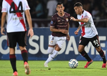 Con Viña como arquero por la expulsión de Beltrán, River logró un agónico triunfo contra Carabobo