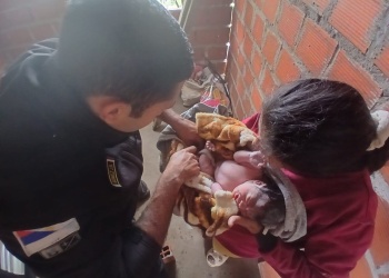 Policías asistieron un parto de urgencia en Garupá y ayudaron a una joven madre a dar a luz