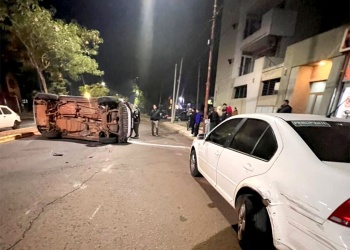 Volcó con su camioneta tras intentar esquivar a un perro en plena avenida