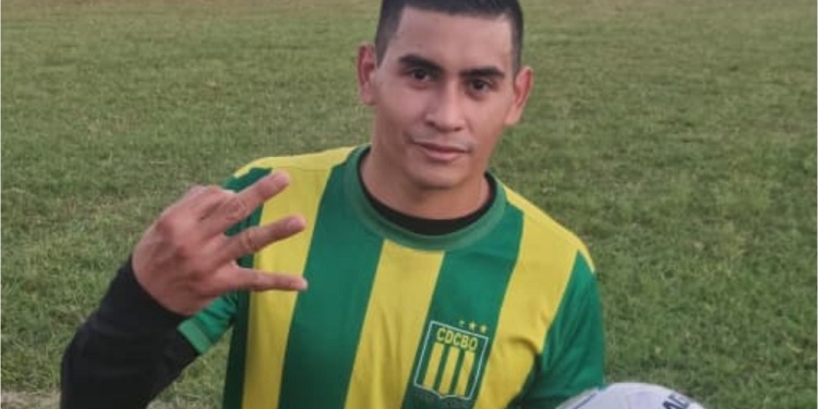 POR TRIPLICADO. Benítez, con pelota en mano y señalando los tres que anotó.