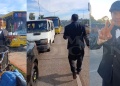 El “mozo” que se volvió viral: es posadeño, vende café en la ruta 12 vestido de traje