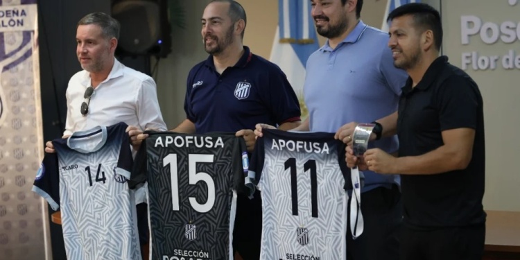 PRESENTACIÓN. Dirigentes y autoridades con la camiseta de Posadas./ Gentileza Solo Futsal