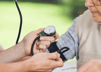 Por qué el frío puede elevar la presión arterial en adultos mayores
