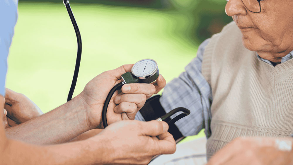 Por qué el frío puede elevar la presión arterial en adultos mayores