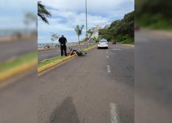 Un joven motociclista resultó herido tras despistar en la costanera de Posadas