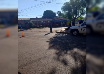 Violento choque entre una camioneta y una moto dejó a un joven con graves lesiones en Eldorado