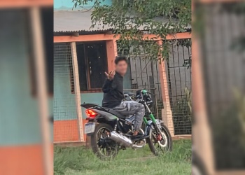 Cayó un joven que realizaba maniobras temerarias con la moto y desafiaba a la Policía