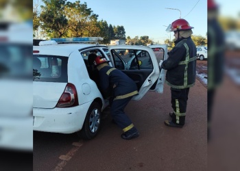 Un hierro desprendido de un camión atravesó un auto sobre la ruta 14 y dejó dos heridos en Oberá