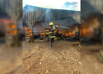 Dos incendios destruyeron por completo una vivienda y un galpón en distintos puntos de la provincia