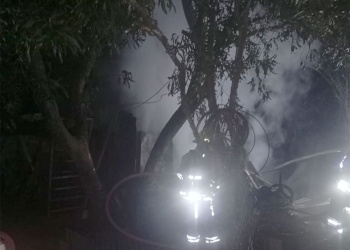 Un incendio destruyó un taller mecánico y depósito de repuestos en Jardín América