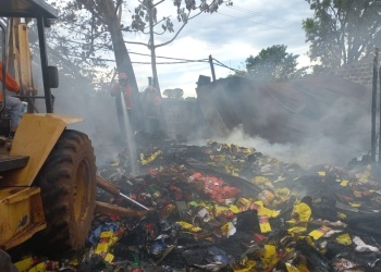 Bomberos lograron extinguir el incendio que consumió un galpón en Garupá