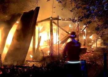 Una vivienda se incendió por completo y hallaron restos humanos entre los escombros